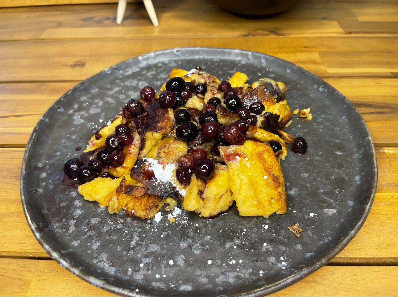 Kaiserschmarrn mit flambierten Heidelbeeren