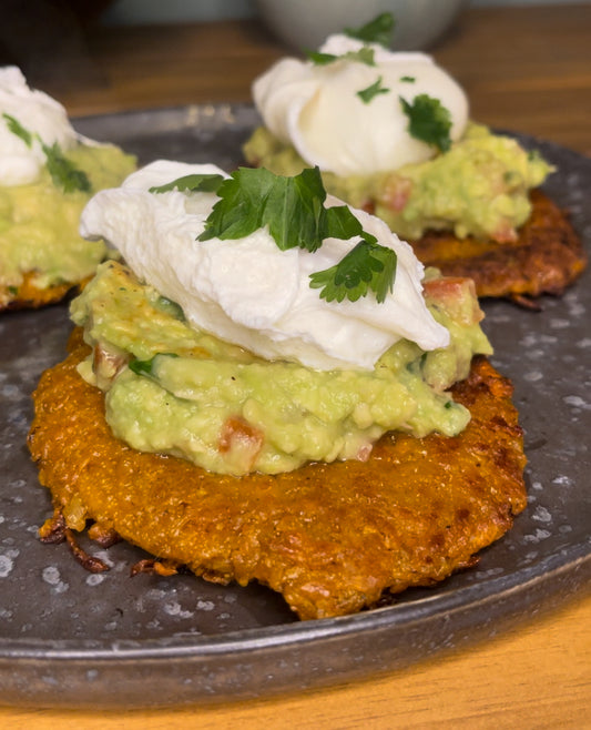 Süßkartoffelpuffer mit Guacamole und pochiertem Ei