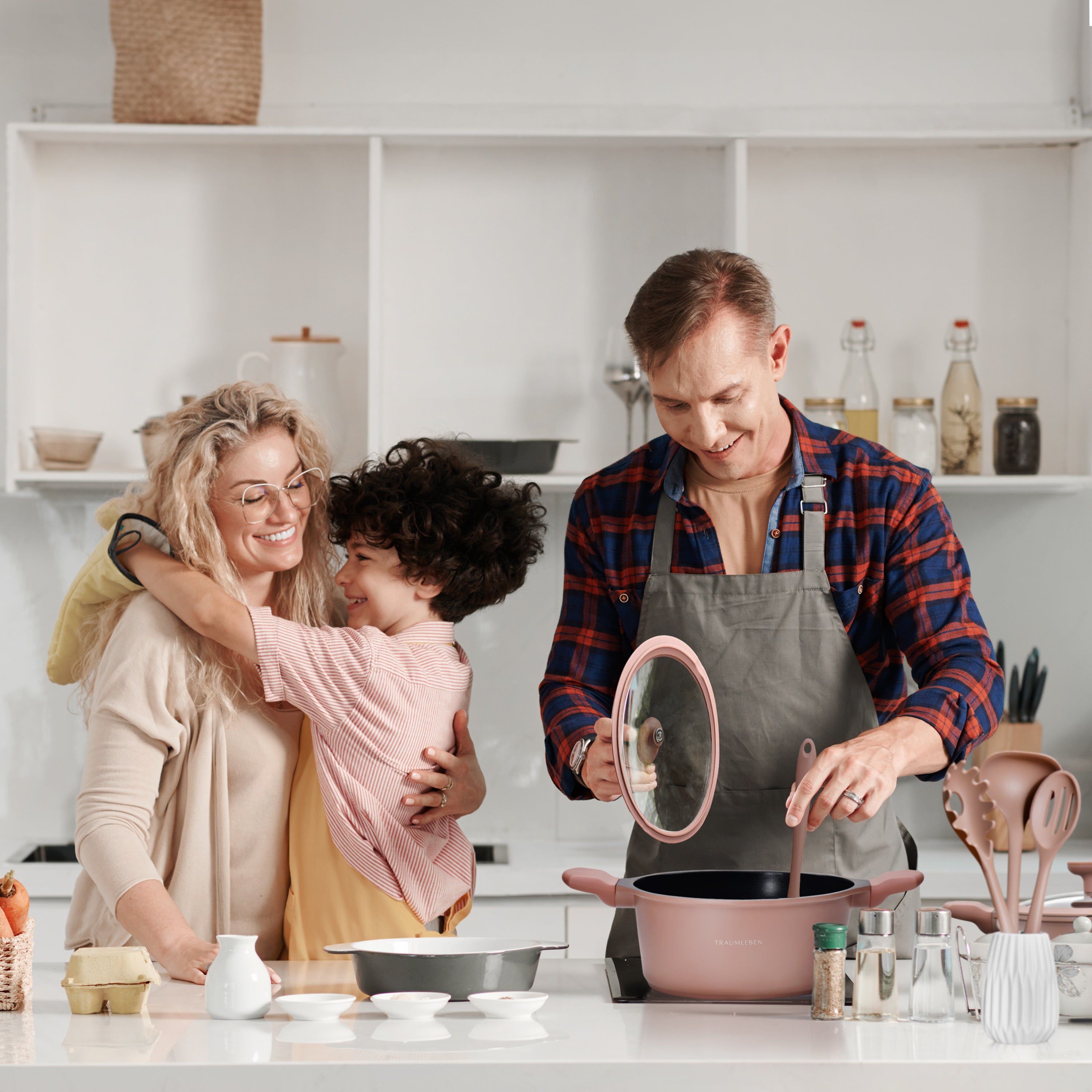 Glückliche Familie am Kochen mit Topf